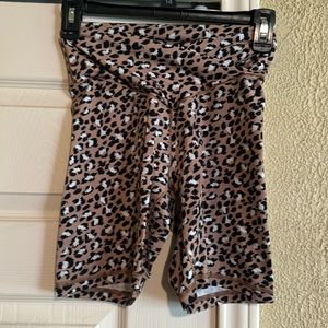 CHEETAH AERIE WORKOUT SHORTS SIZE M/L 5INCH INSEAM GRET CONDITION